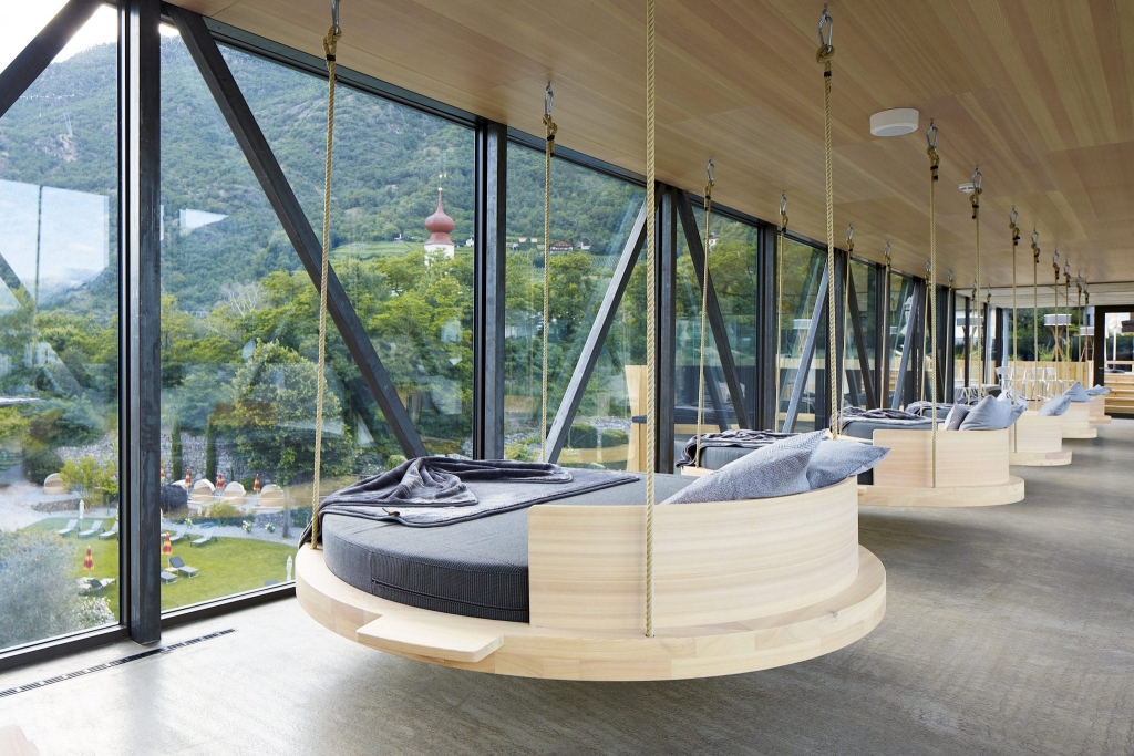Gemütliche Schaukeln in unserem Lindenhof Designhotel in Südtirol