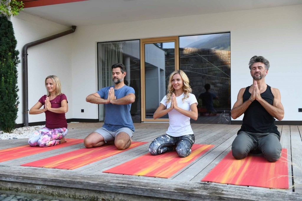 Yoga auf der Terrasse im Lindenhof