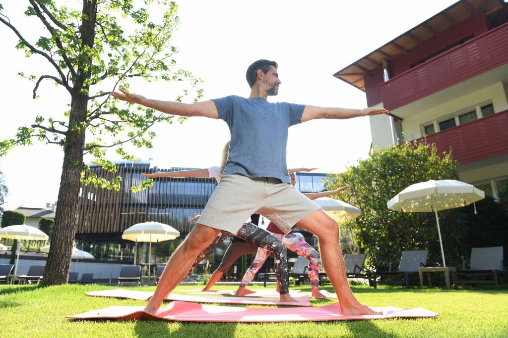Yoga-Stellungen im Urlaub lernen