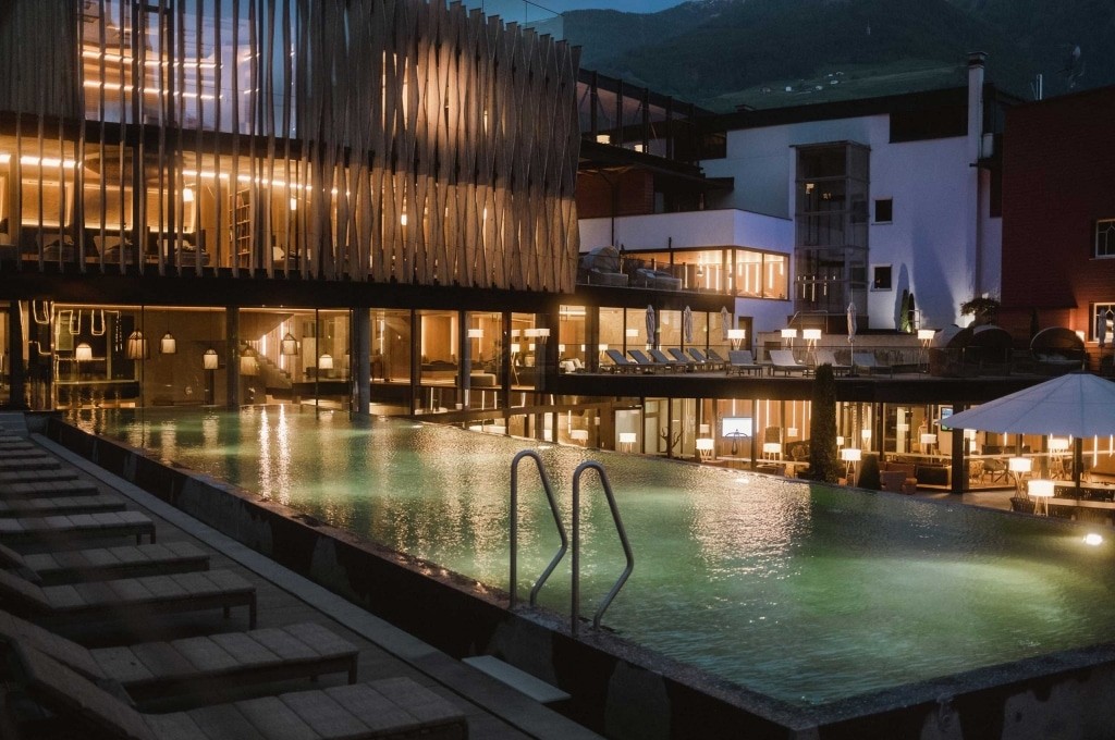 hotel-lindenhof-outdoor-pool-nacht