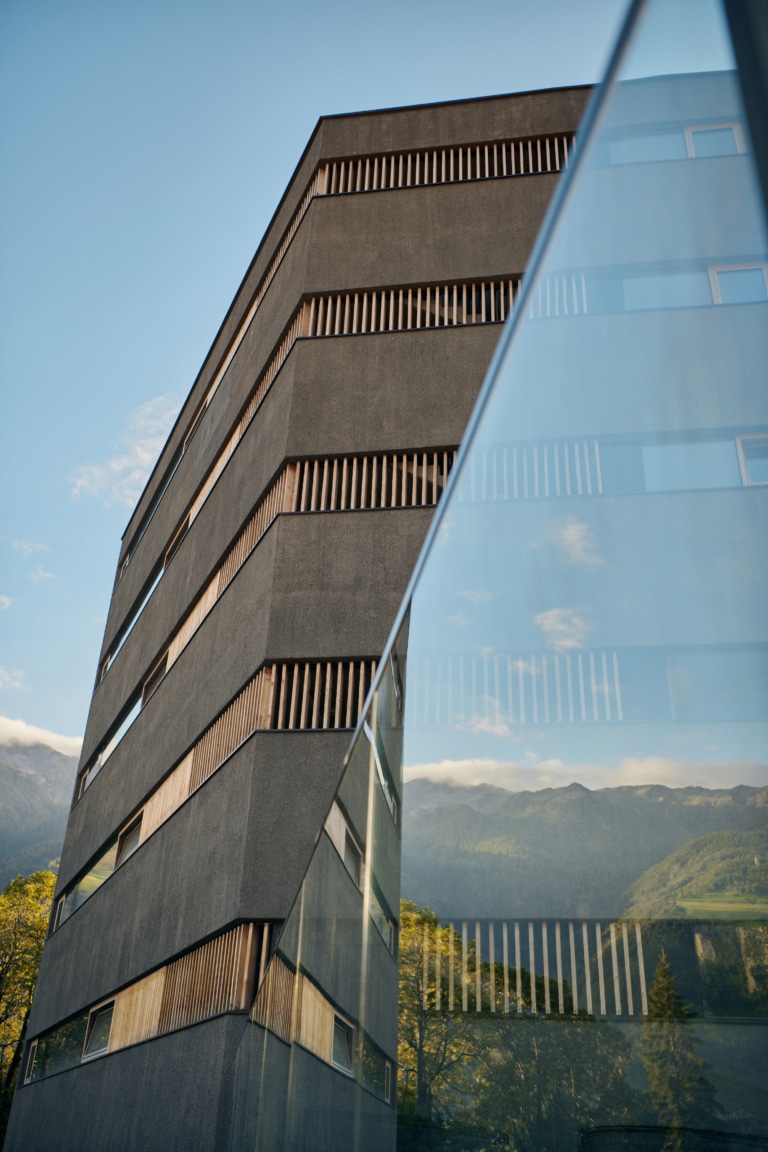 Moderne Außenfassade inmitten der Südtiroler Berge