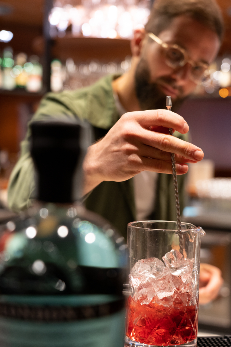 Barchef Matthias Schulz bei der Cocktailzubereitung